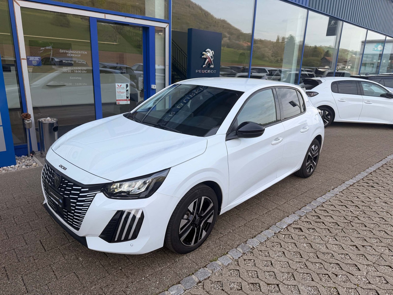 PEUGEOT 208 1.2 Hybrid 145 Allure 5 Jahre Garantie, Mild-Hybrid Benzin/Elektro, Vorführwagen, Automatik - 2