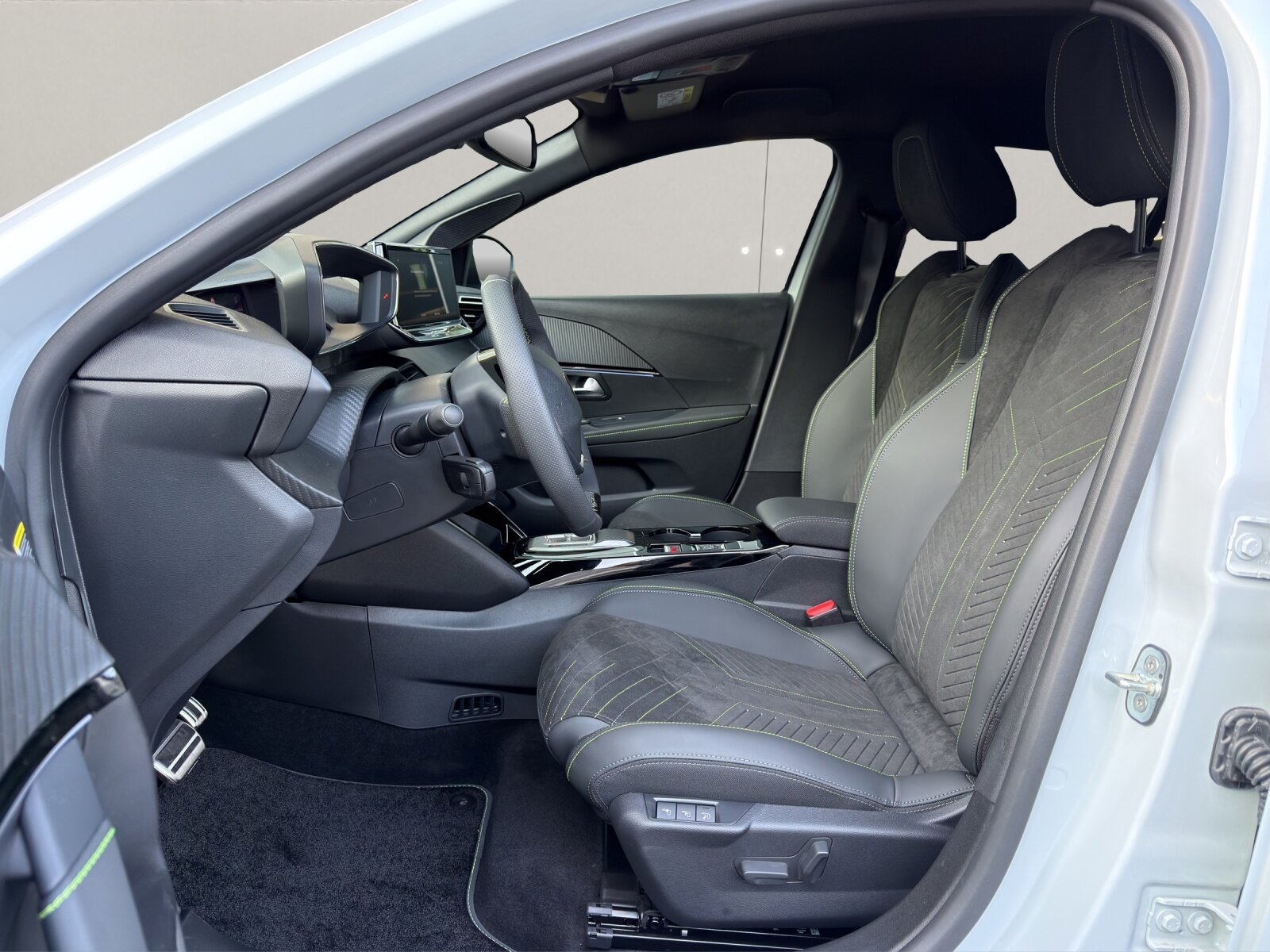 PEUGEOT 208 1.2 Hybrid 145 GT Exclusive, Hybride Léger Essence/Électricité, Voiture de démonstration, Automatique - 4