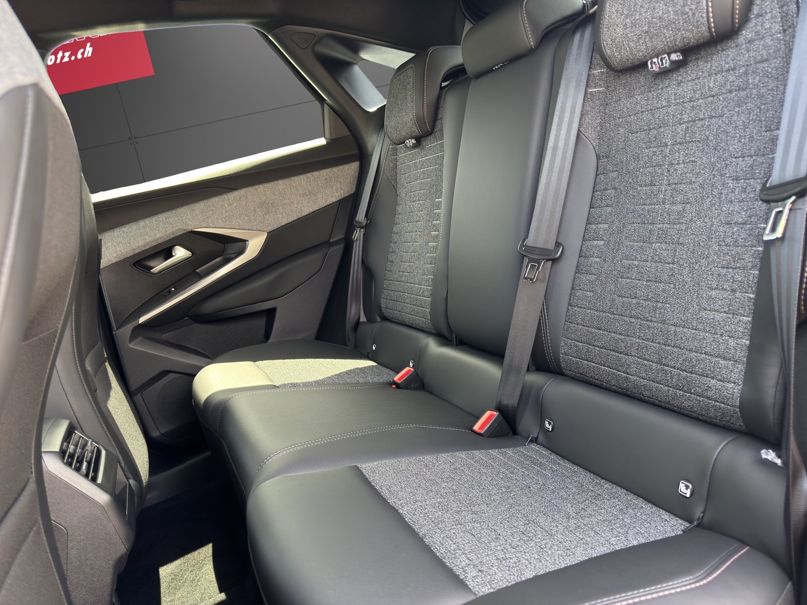PEUGEOT e-3008 73kWh Allure, Elektro, Neuwagen, Automatik - 7