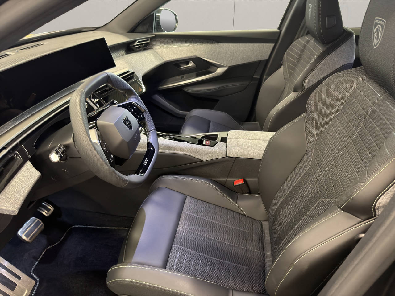 PEUGEOT 3008 1.2 Hybrid GT, Mild-Hybrid Petrol/Electric, New car, Automatic - 4