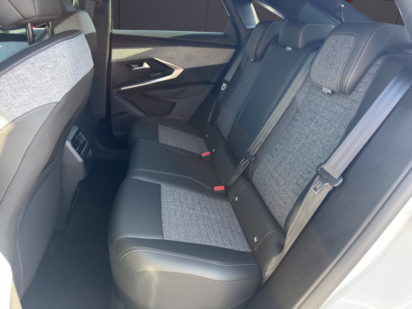 PEUGEOT 3008 e-Allure Premium AWD, Electric, New car, Automatic - 6