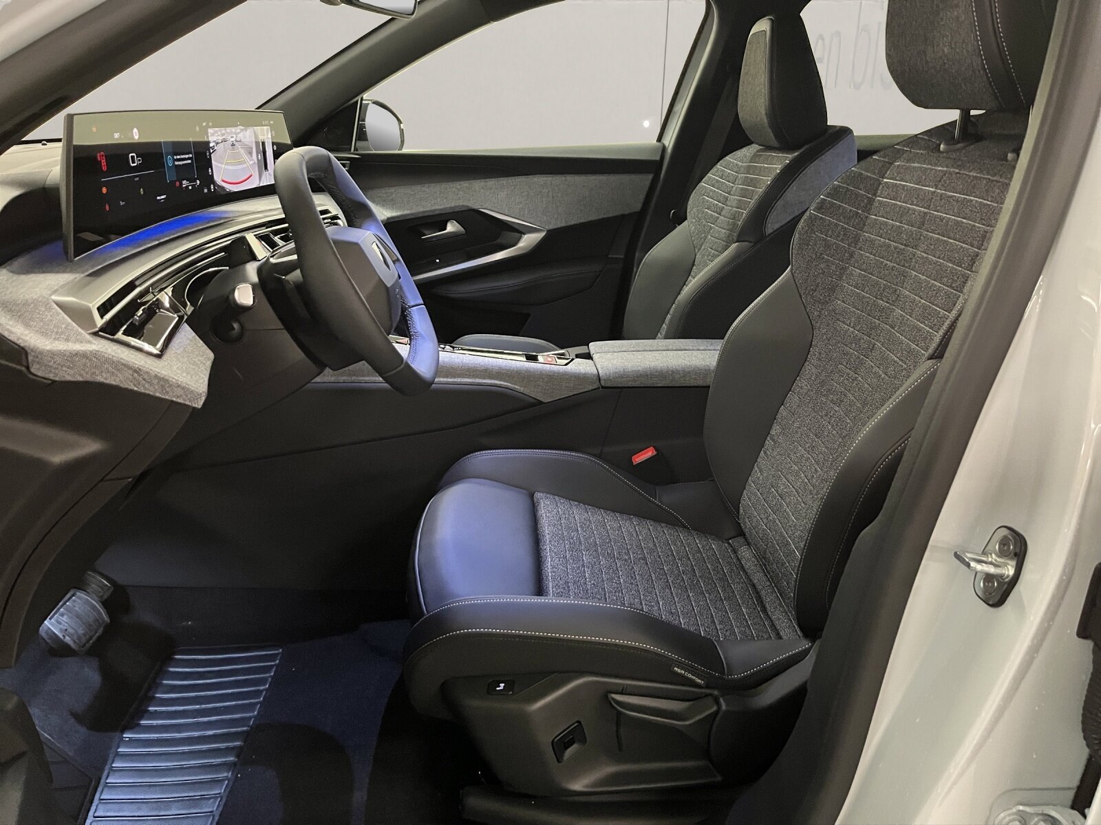 PEUGEOT 3008 1.2 Hybrid Allure Premium, Mild-Hybrid Petrol/Electric, New car, Automatic - 7