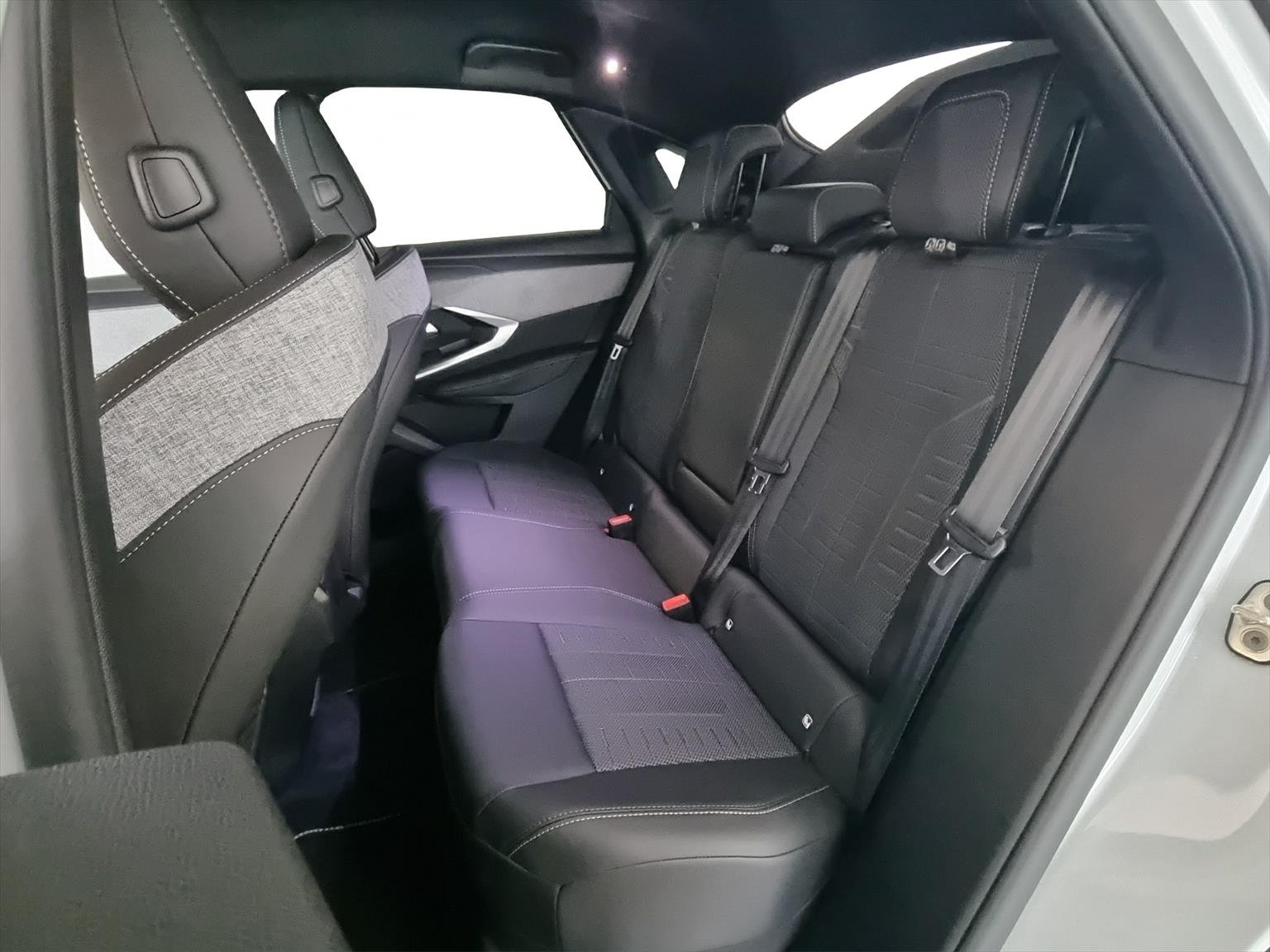 PEUGEOT 3008 145 Hybrid GT Automat, Mild-Hybrid Benzin/Elektro, Occasion / Gebraucht, Automatik - 7
