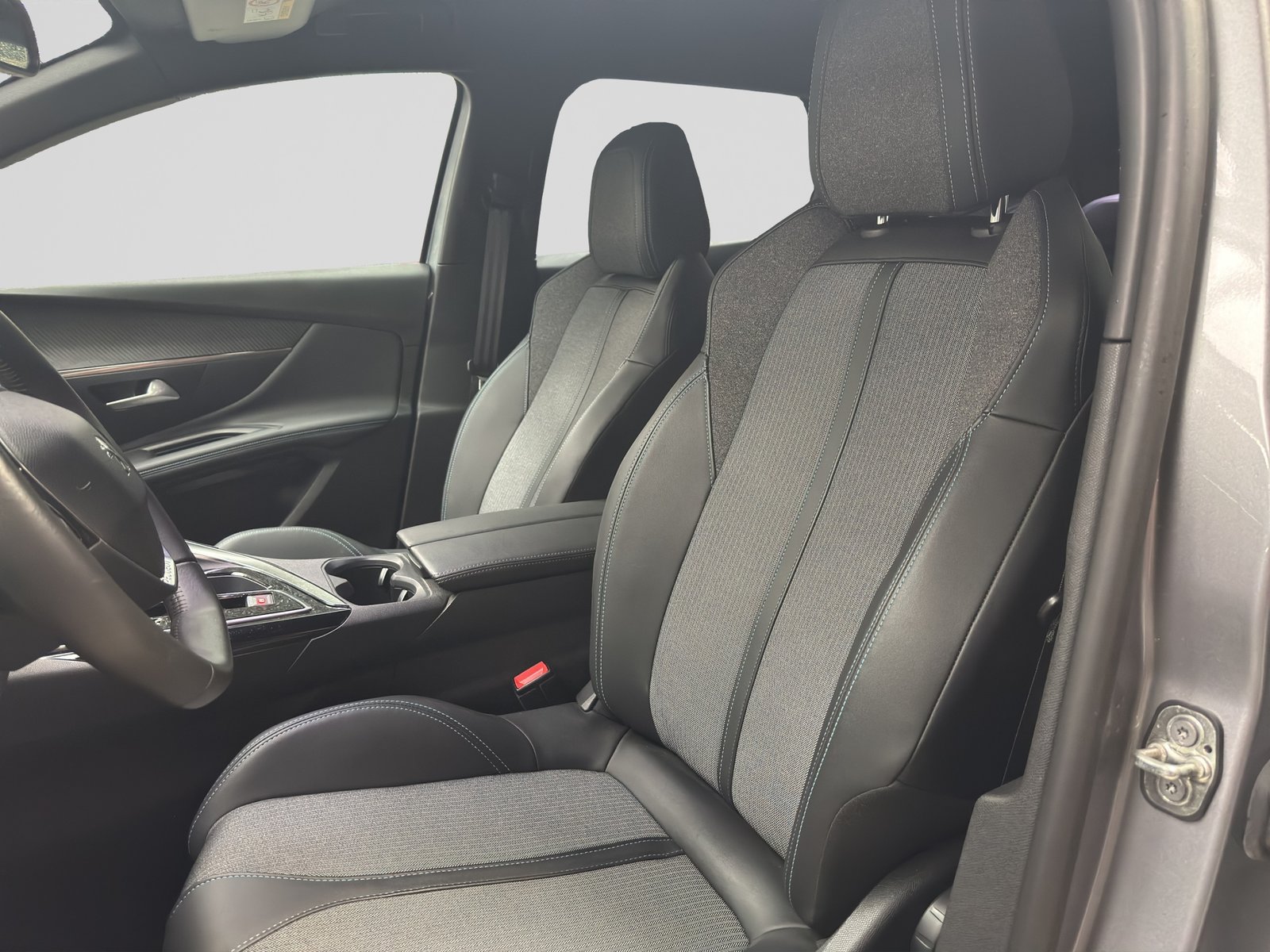 PEUGEOT 3008 180e Hybrid2 Allure Pack EAT8, Hybride Rechargeable Essence/Électricité, Occasion / Utilisé, Automatique - 6