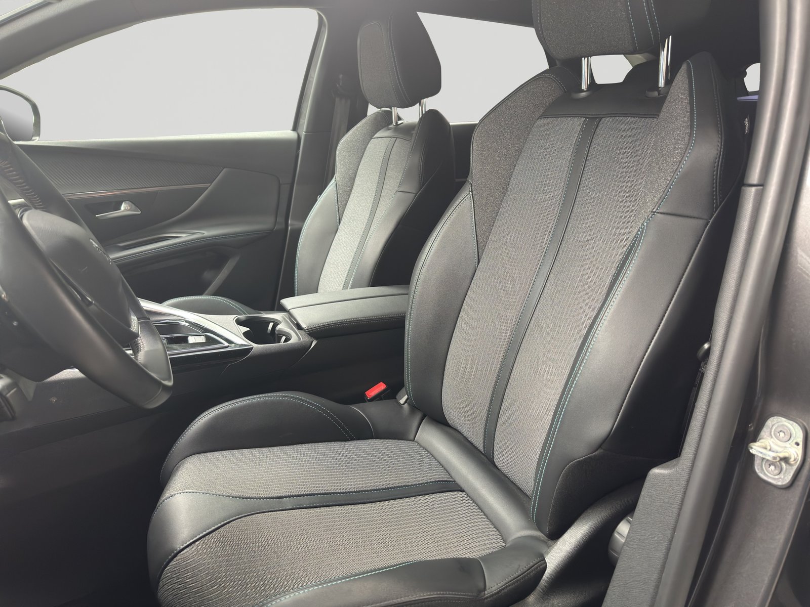 PEUGEOT 3008 180e Hybrid2 Allure Pack EAT8, Hybride Rechargeable Essence/Électricité, Occasion / Utilisé, Automatique - 6