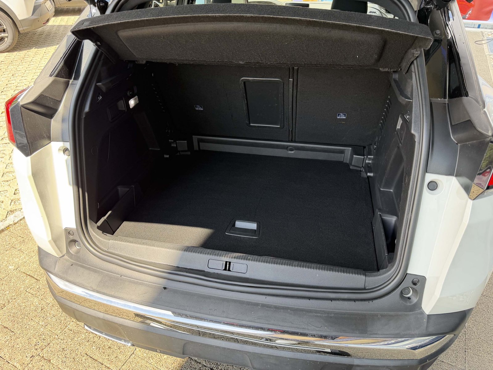 PEUGEOT 3008 1.6 BlueHDi GT *AHK, Schiebedach*, Diesel, Occasion / Gebraucht, Automatik - 6