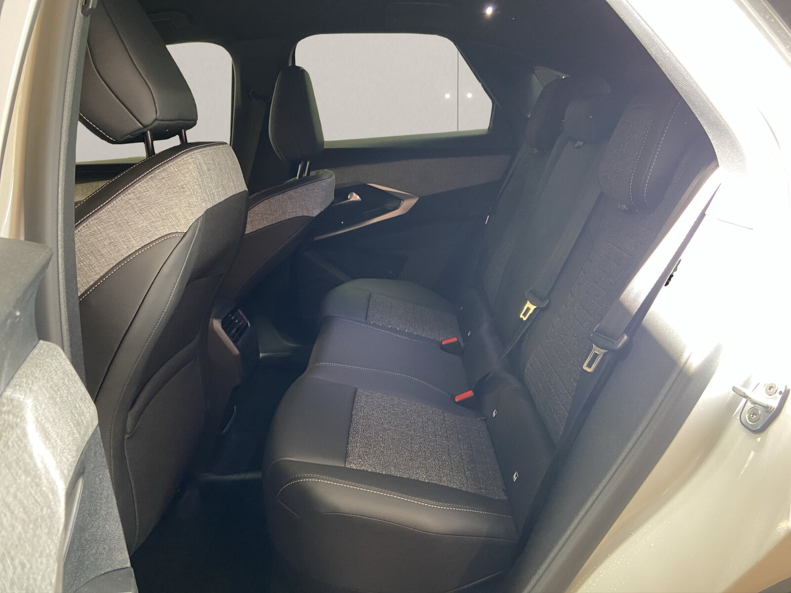 PEUGEOT 3008 1.2 Hybrid Allure, Mild-Hybrid Petrol/Electric, Second hand / Used, Automatic - 6