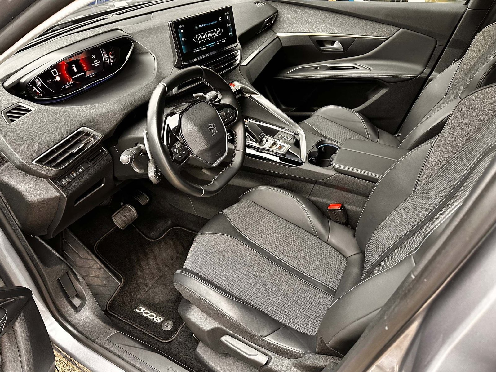 PEUGEOT 3008 1.2 PureTech Allure Pack 5 Jahre Garantie, Petrol, Ex-demonstrator, Manual - 5
