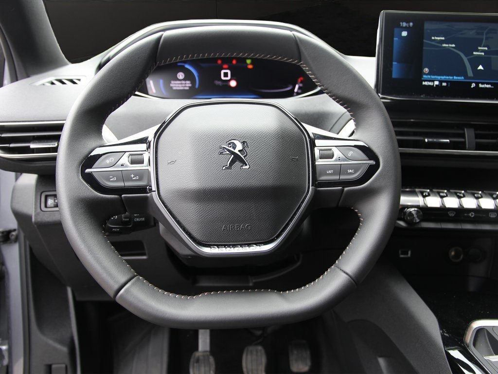 PEUGEOT 3008 1.2 PureTech Allure Pack, Petrol, Second hand / Used, Manual - 5