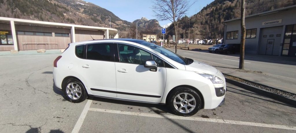 PEUGEOT 3008 2.0 HDi HYbrid4 104g, Full-Hybrid Diesel/Electric, Second hand / Used, Automatic - 2