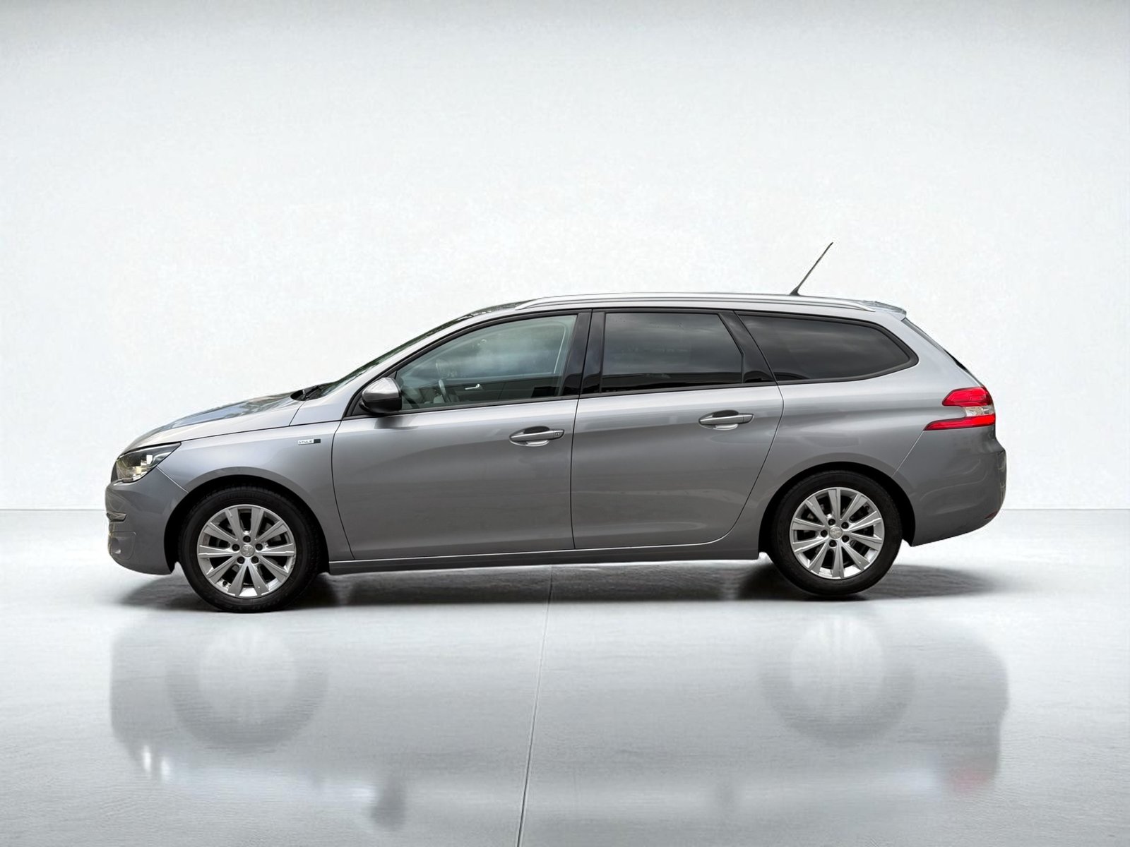 PEUGEOT 308 SW 1.2 THP Style, Petrol, Second hand / Used, Manual - 3