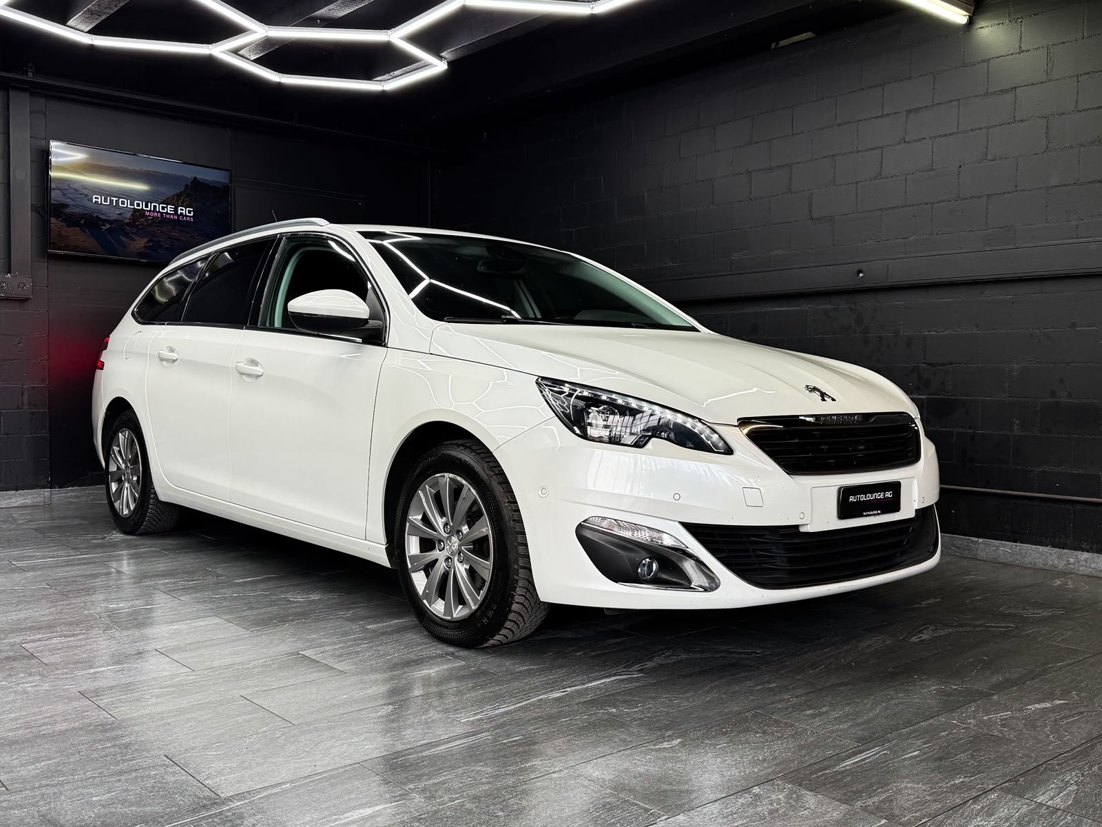 PEUGEOT 308 SW 1.2 THP Allure, Petrol, Second hand / Used, Manual - 2