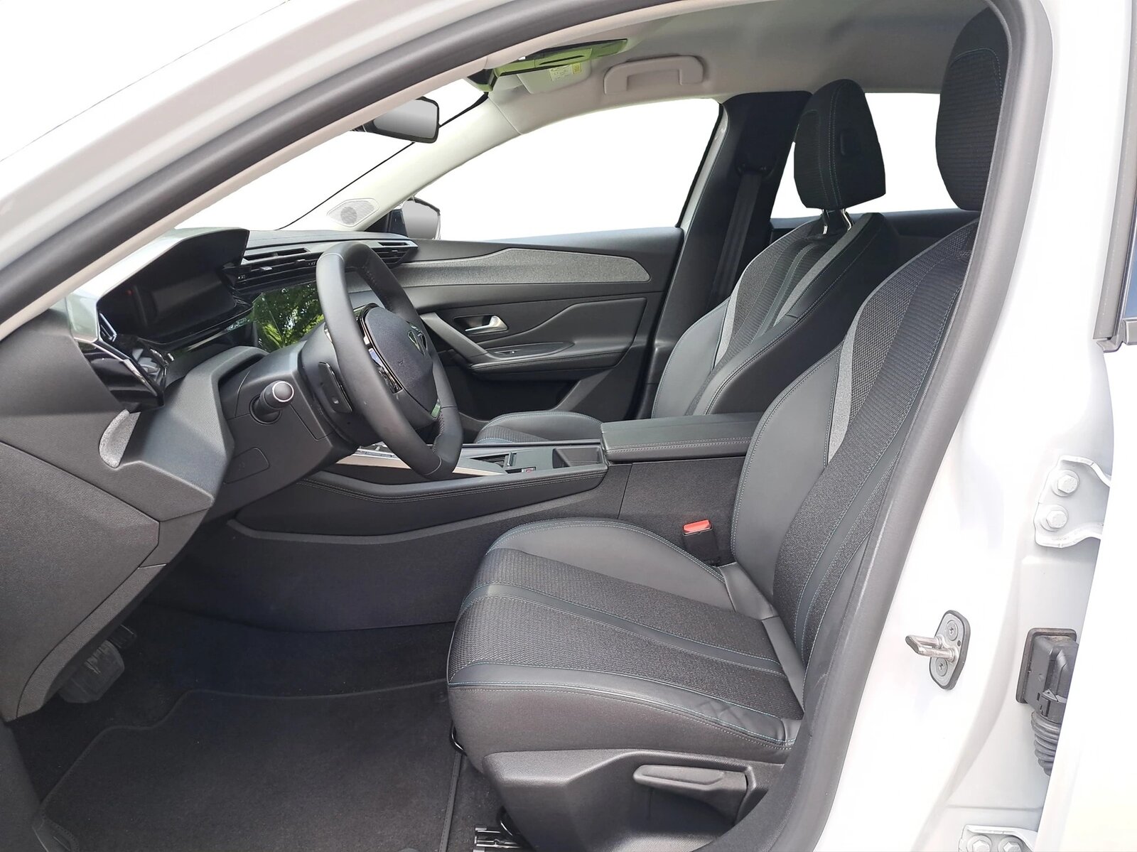 PEUGEOT 308 SW 1.5 BlueHDI Allure Pack EAT8 *Anhängerkupplu, Diesel, Second hand / Used, Automatic - 7