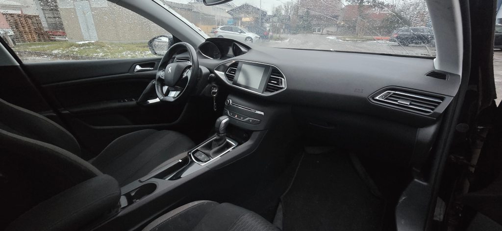 PEUGEOT 308 1.2 PureTech 130 Style S/S, Petrol, Second hand / Used, Automatic - 6