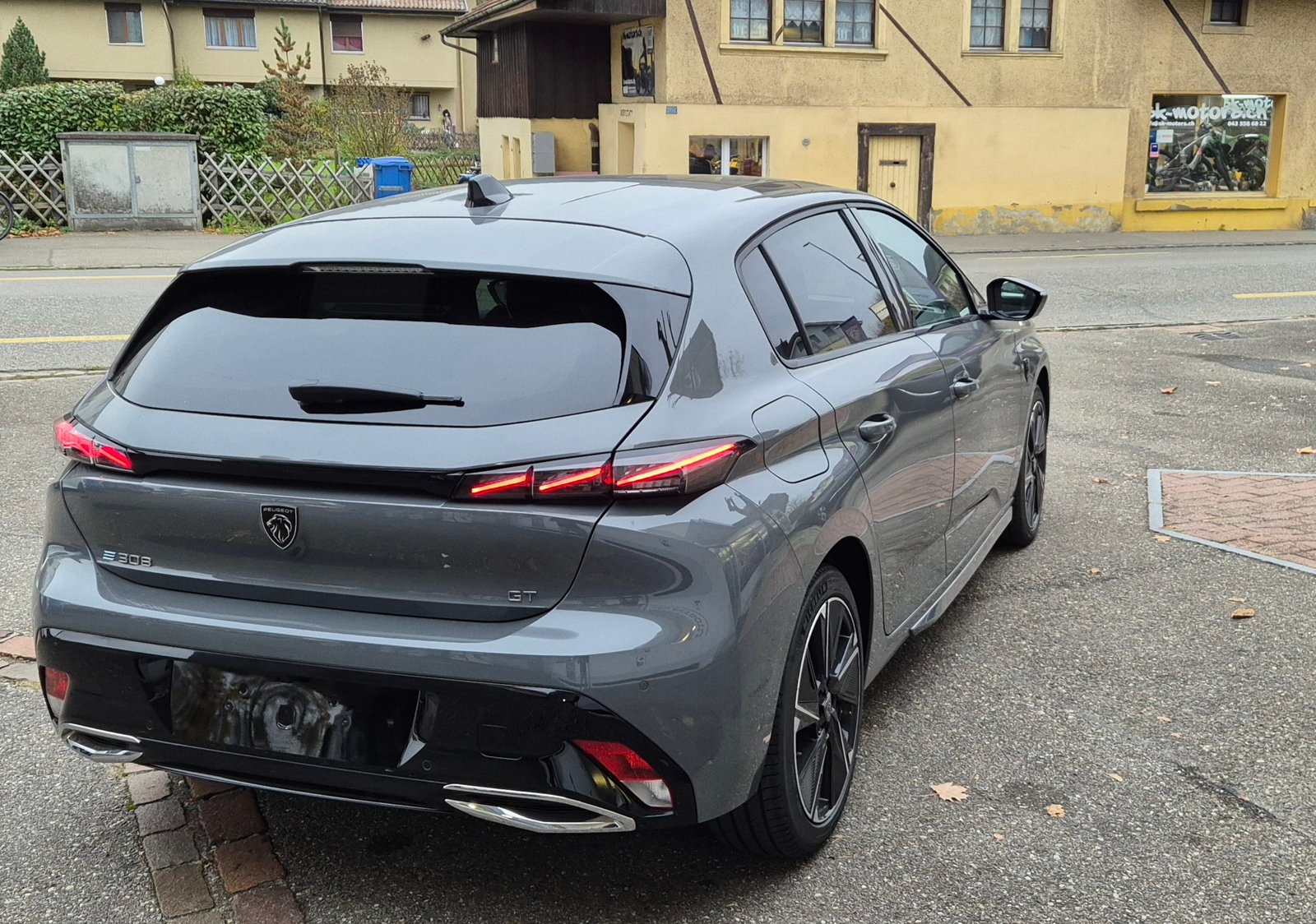 PEUGEOT 308 1.6 PHEV 195 GT SwissPrime Helvetia, Plug-in-Hybrid Benzina/Elettrica, Auto nuove, Automatico - 5