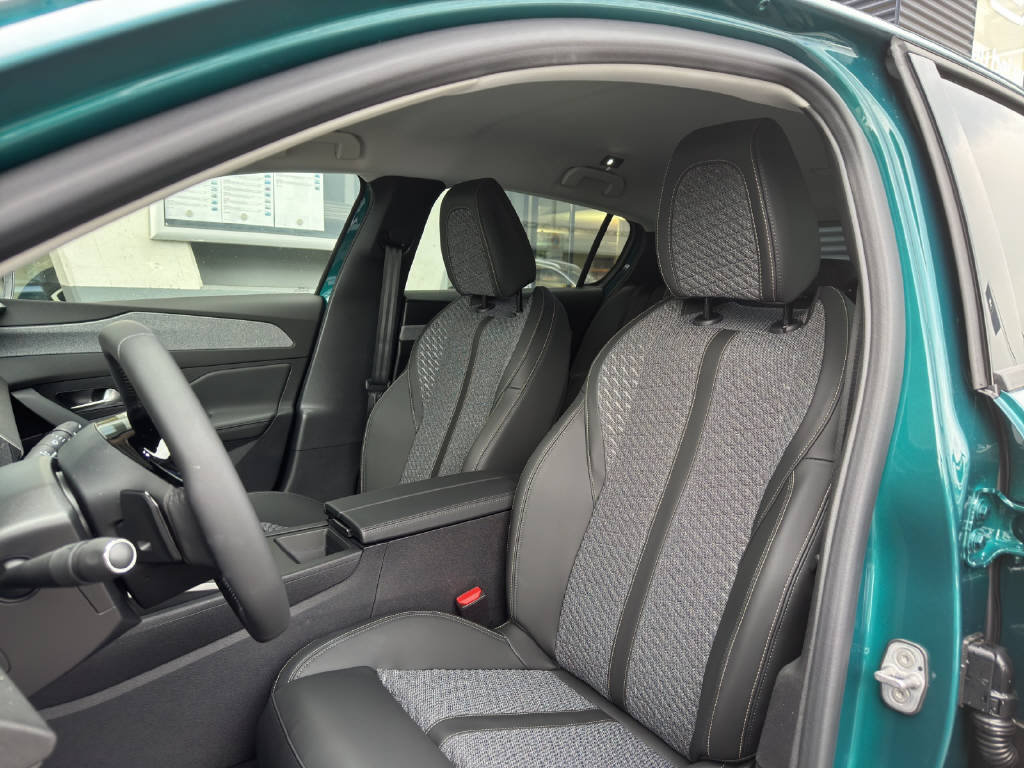 PEUGEOT 308 1.2 Hybrid Allure, Mild-Hybrid Petrol/Electric, New car, Automatic - 5