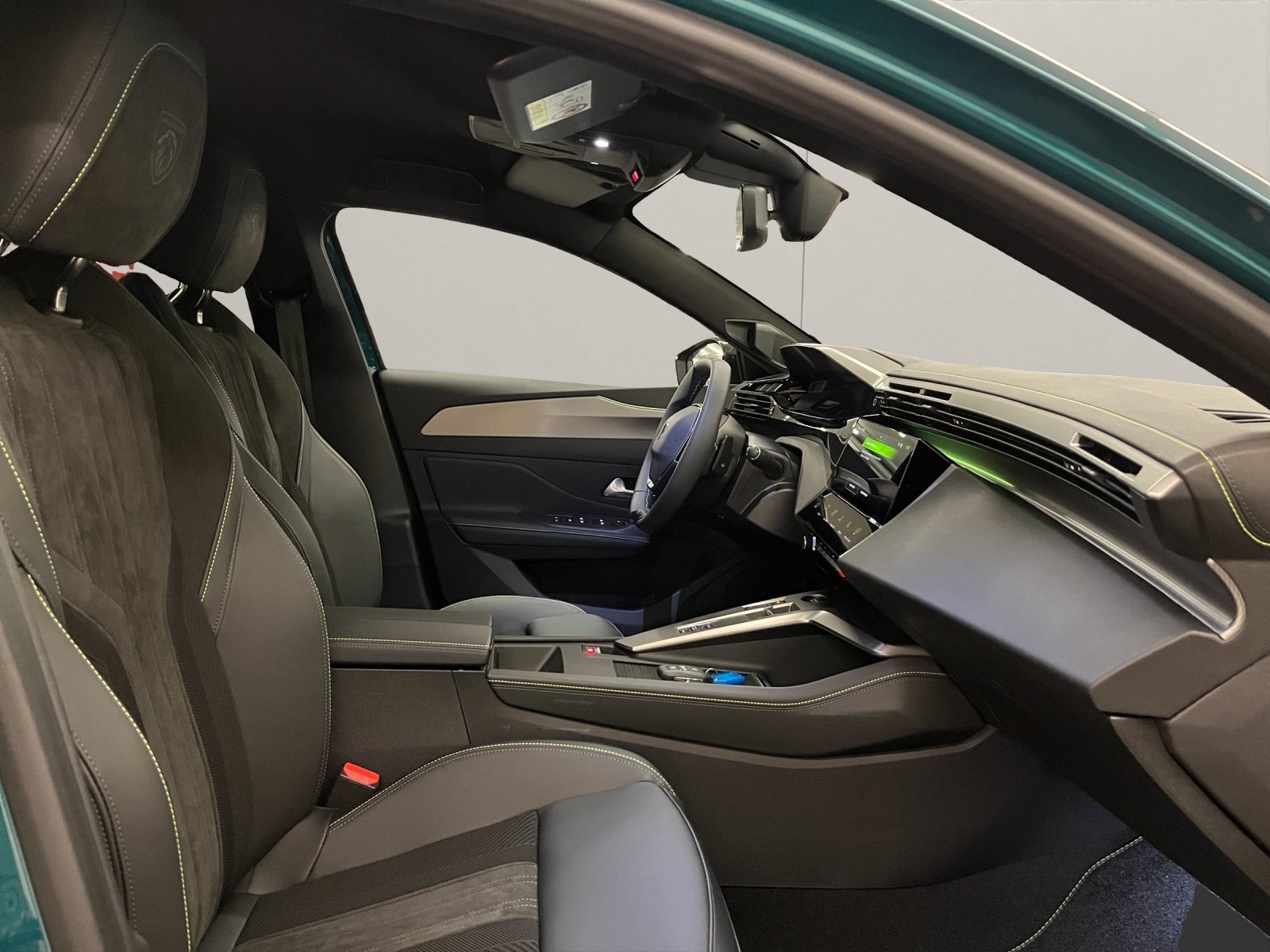PEUGEOT 308 1.2 Hybrid GT, Mild-Hybrid Petrol/Electric, New car, Automatic - 6