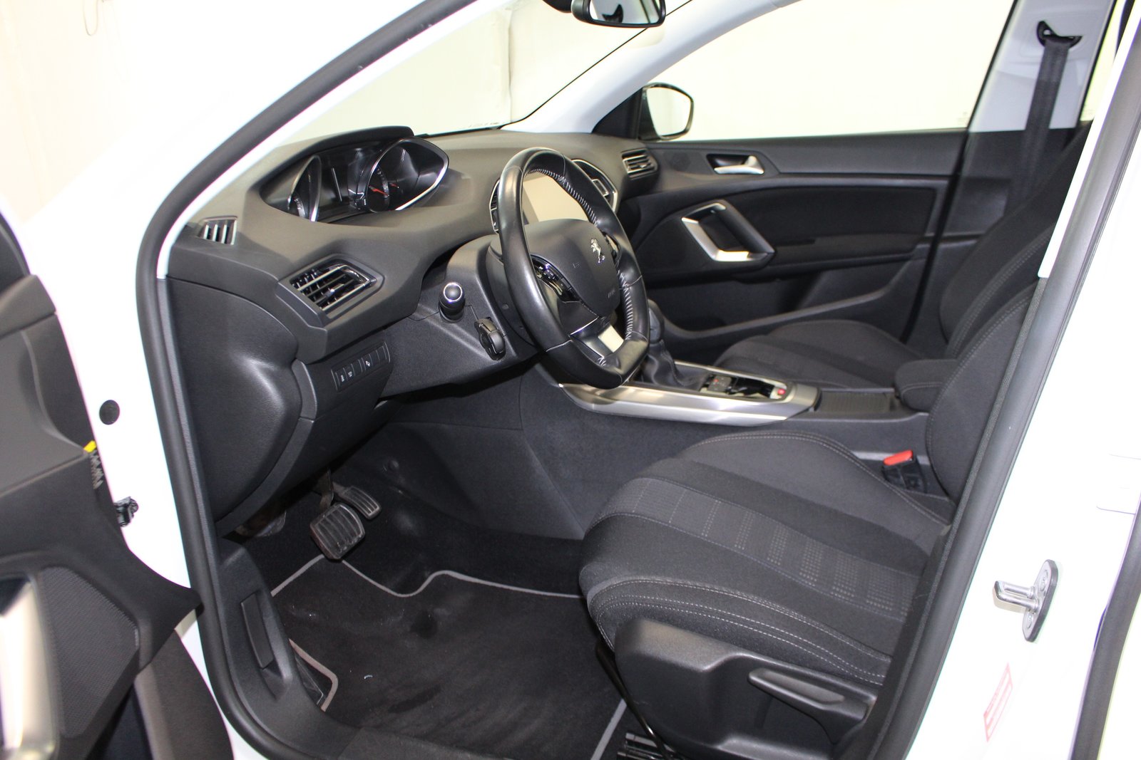 PEUGEOT 308 1.2 PureTech 130 Allure S/S, Petrol, Second hand / Used, Automatic - 7