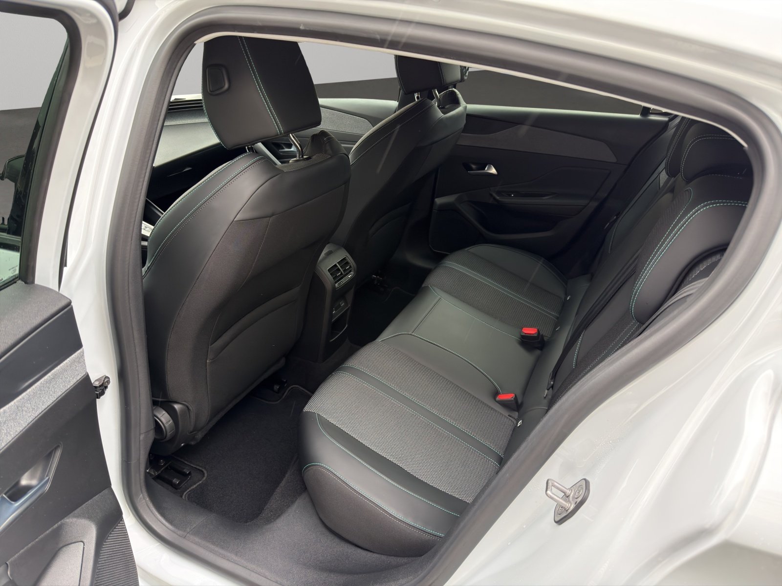 PEUGEOT 308 1.2 Hybrid Allure, Voll-Hybrid Benzin/Elektro, Occasion / Gebraucht, Automatik - 5