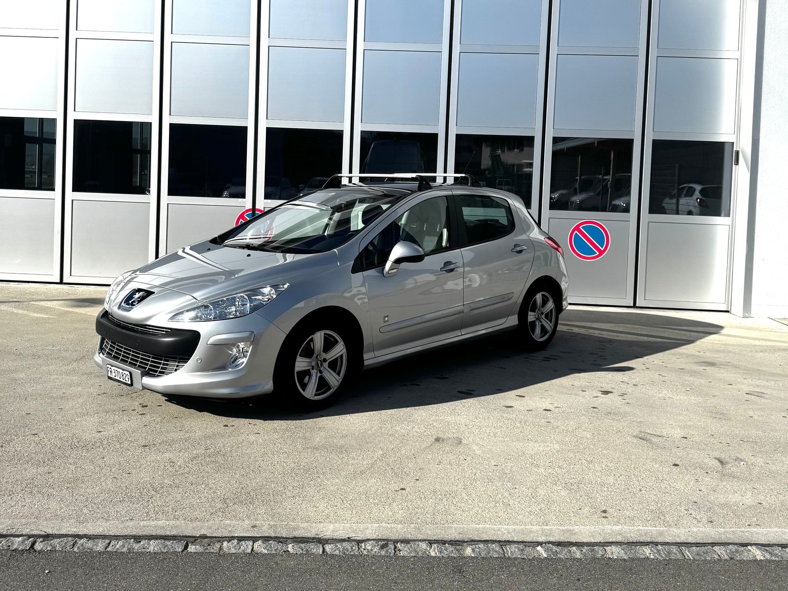 PEUGEOT 308 1.6 16V T Swiss Edition, Benzin, Occasion / Gebraucht, Handschaltung - 2