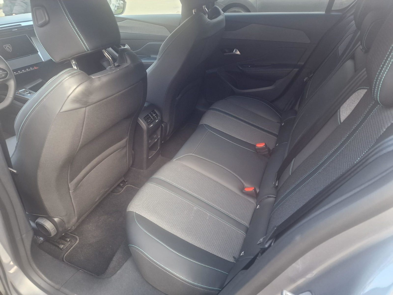 PEUGEOT 308 1.2 Hybrid Allure, Hybride Léger Essence/Électricité, Occasion / Utilisé, Automatique - 7