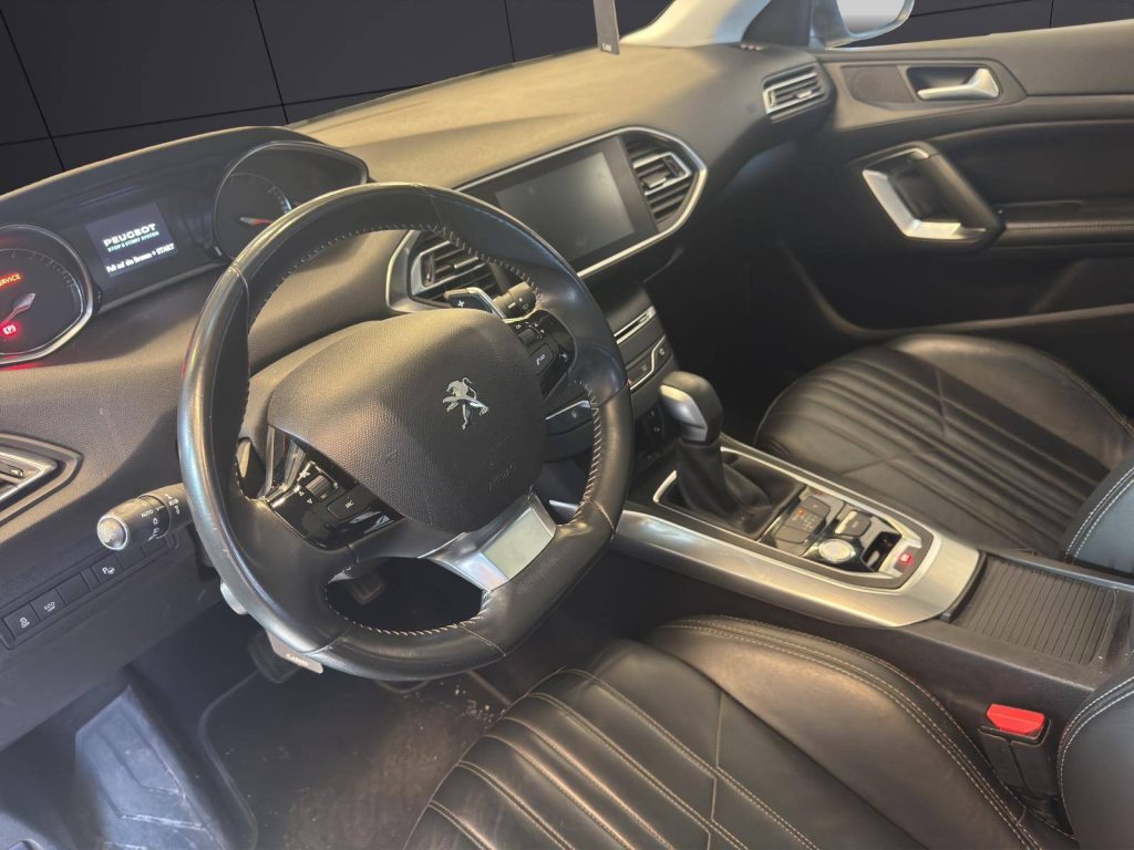 PEUGEOT 308 1.2i, Essence, Occasion / Utilisé, Automatique - 5