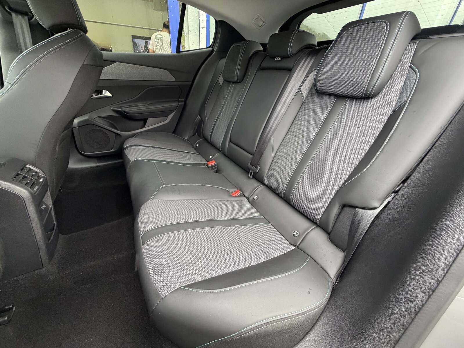 PEUGEOT 408 1.2 Hybrid Allure *5 Jahre Garantie*, Mild-Hybrid Benzin/Elektro, Vorführwagen, Automatik - 6