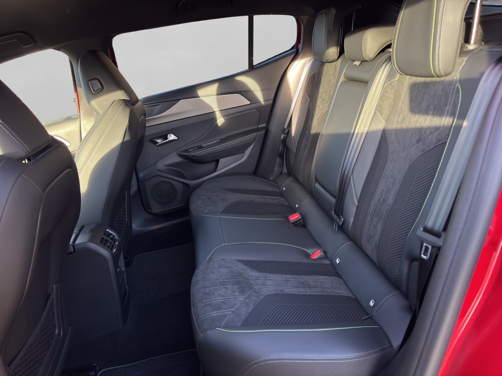 PEUGEOT 408 1.6 PHEV 180 GT, Plug-in-Hybrid Benzin/Elektro, Occasion / Gebraucht, Automatik - 7