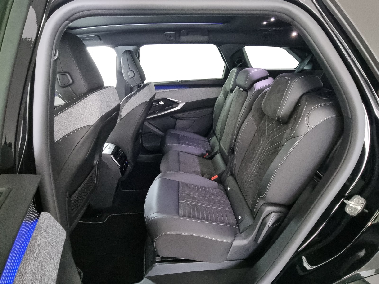 PEUGEOT 5008 GT Exclusive 73kWh 7-Plätzer, Électrique, Automatique - 7