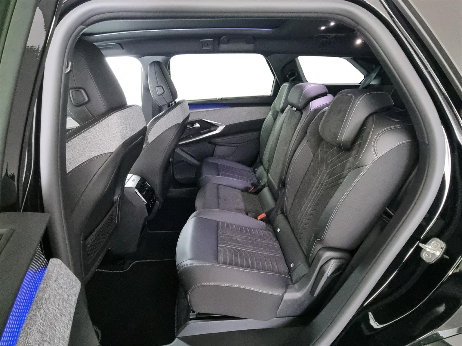 PEUGEOT 5008 GT Exclusive 73kWh 7-Plätzer, Elektro, Neues Fahrzeug mit Tageszulassung, Automatik - 7