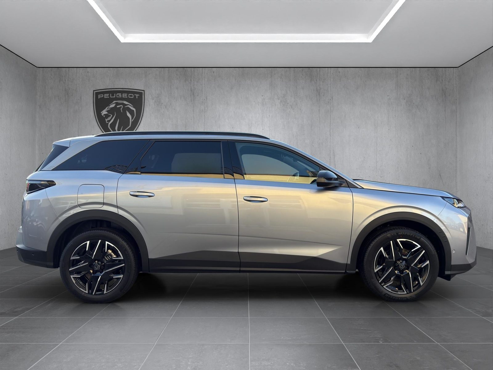 PEUGEOT 5008 1.2 Hybrid Allure Premium, Mild-Hybrid Petrol/Electric, New car, Automatic - 4