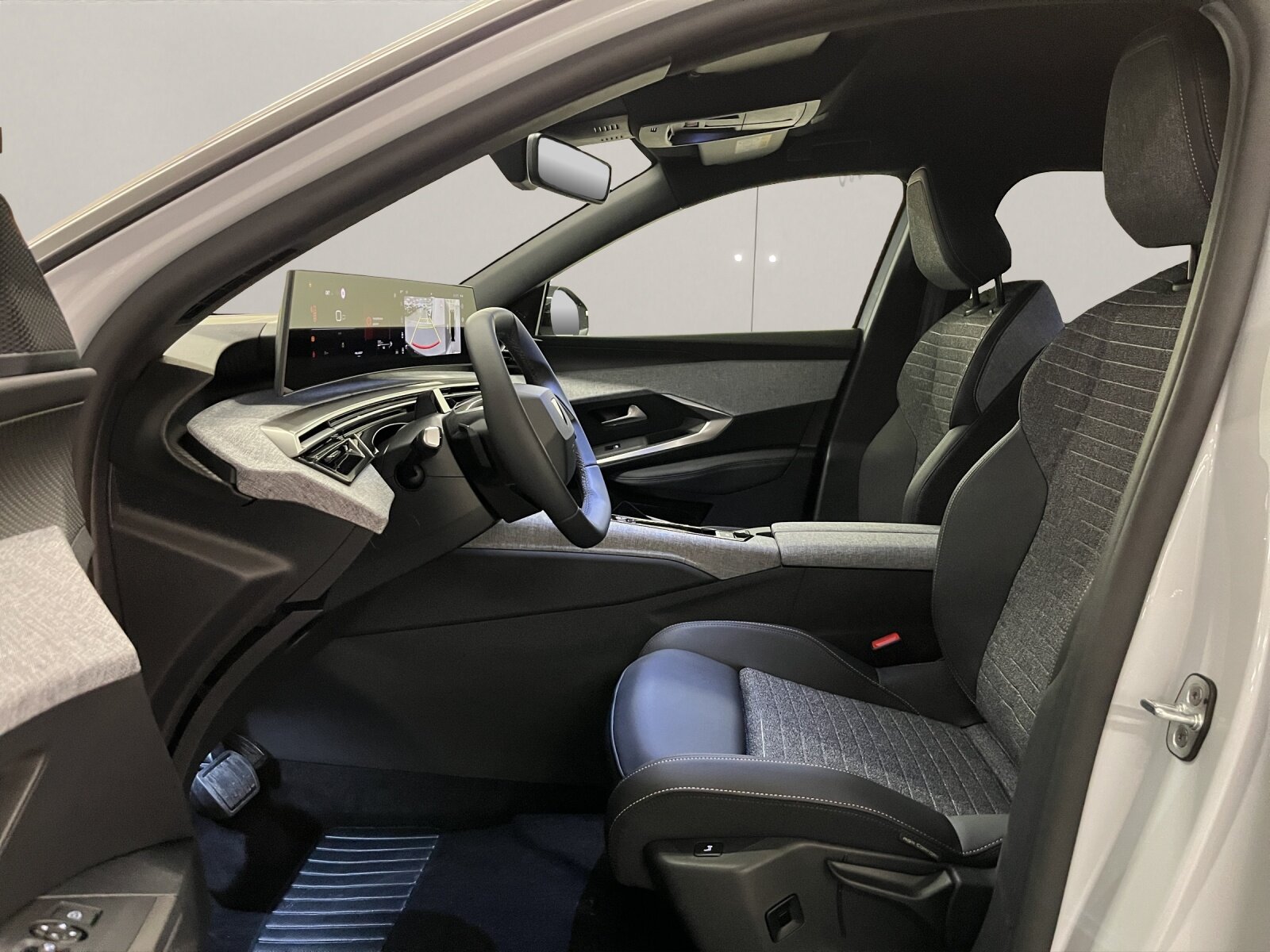 PEUGEOT 5008 1.2 Hybrid Allure Premium, Mild-Hybrid Petrol/Electric, New car, Automatic - 7