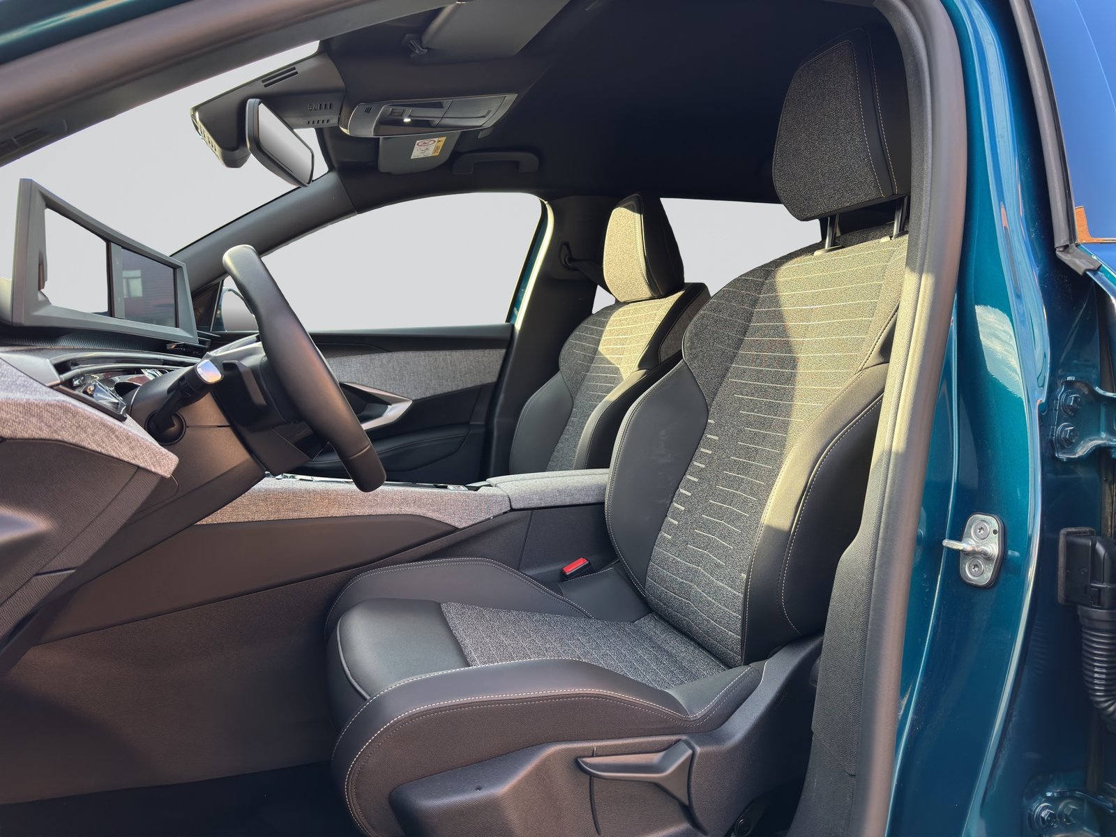 PEUGEOT 5008 145 Hybrid 7Pl. Allure, Mild-Hybrid Petrol/Electric, Second hand / Used, Automatic - 6