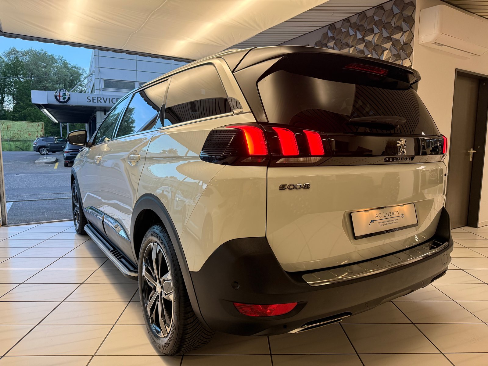 PEUGEOT 5008 1.6Pure Tech GT Line EAT8 7 Plätzer, Benzin, Occasion / Gebraucht, Automatik - 2