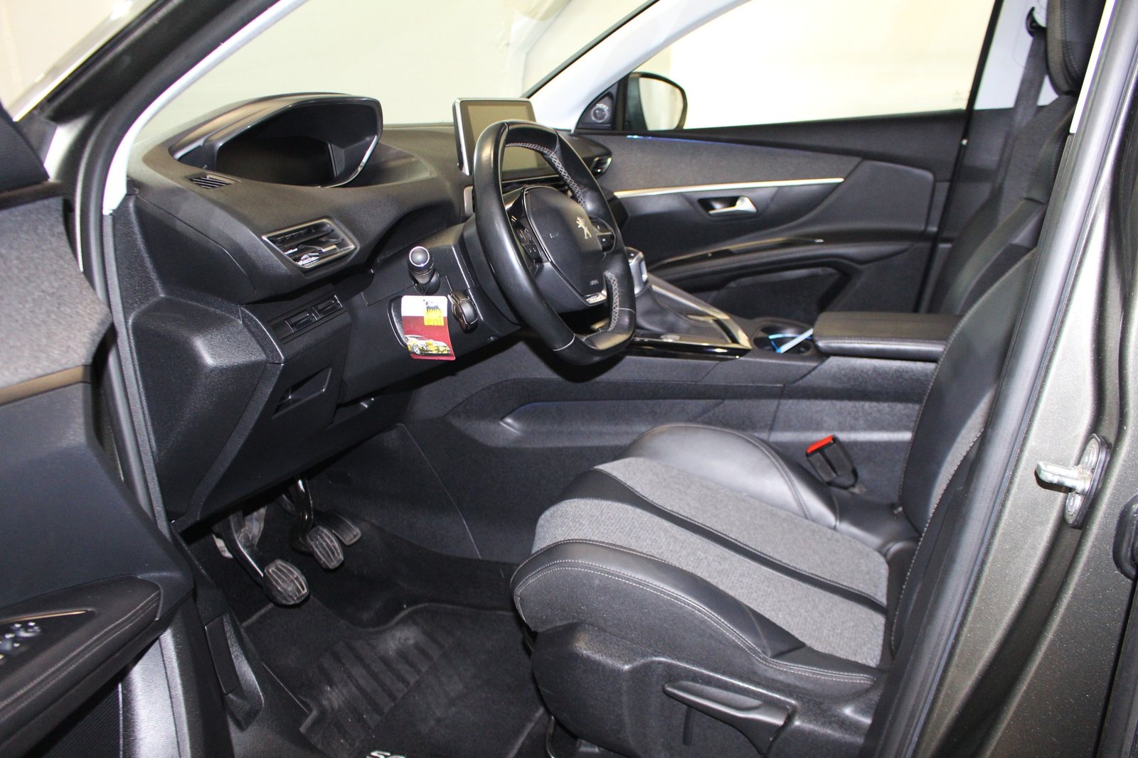 PEUGEOT 5008 1.2 PureTech Allure, Petrol, Second hand / Used, Manual - 7