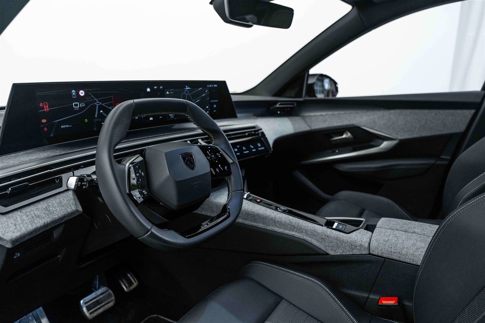 PEUGEOT 5008 145 Hybrid GT 7-Plätzer e-DCS-Automat, Mild-Hybrid Benzin/Elektro, Occasion / Gebraucht, Automatik - 7