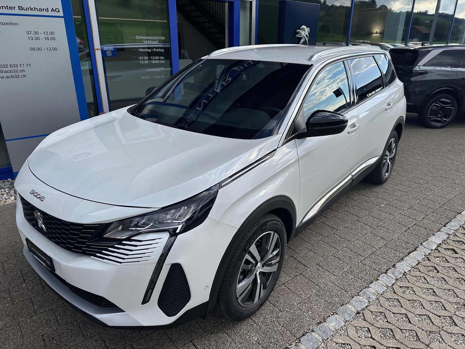 PEUGEOT 5008 1.2 PureTech 7-Plätzer *5 Jahre Werksgarantie* Allure , Petrol, Second hand / Used, Automatic - 2