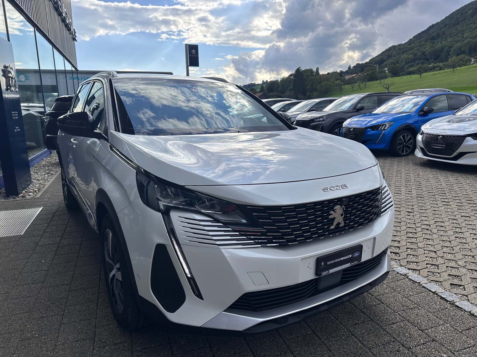 PEUGEOT 5008 1.2 PureTech 7-Plätzer *5 Jahre Werksgarantie* Allure , Petrol, Second hand / Used, Automatic - 3