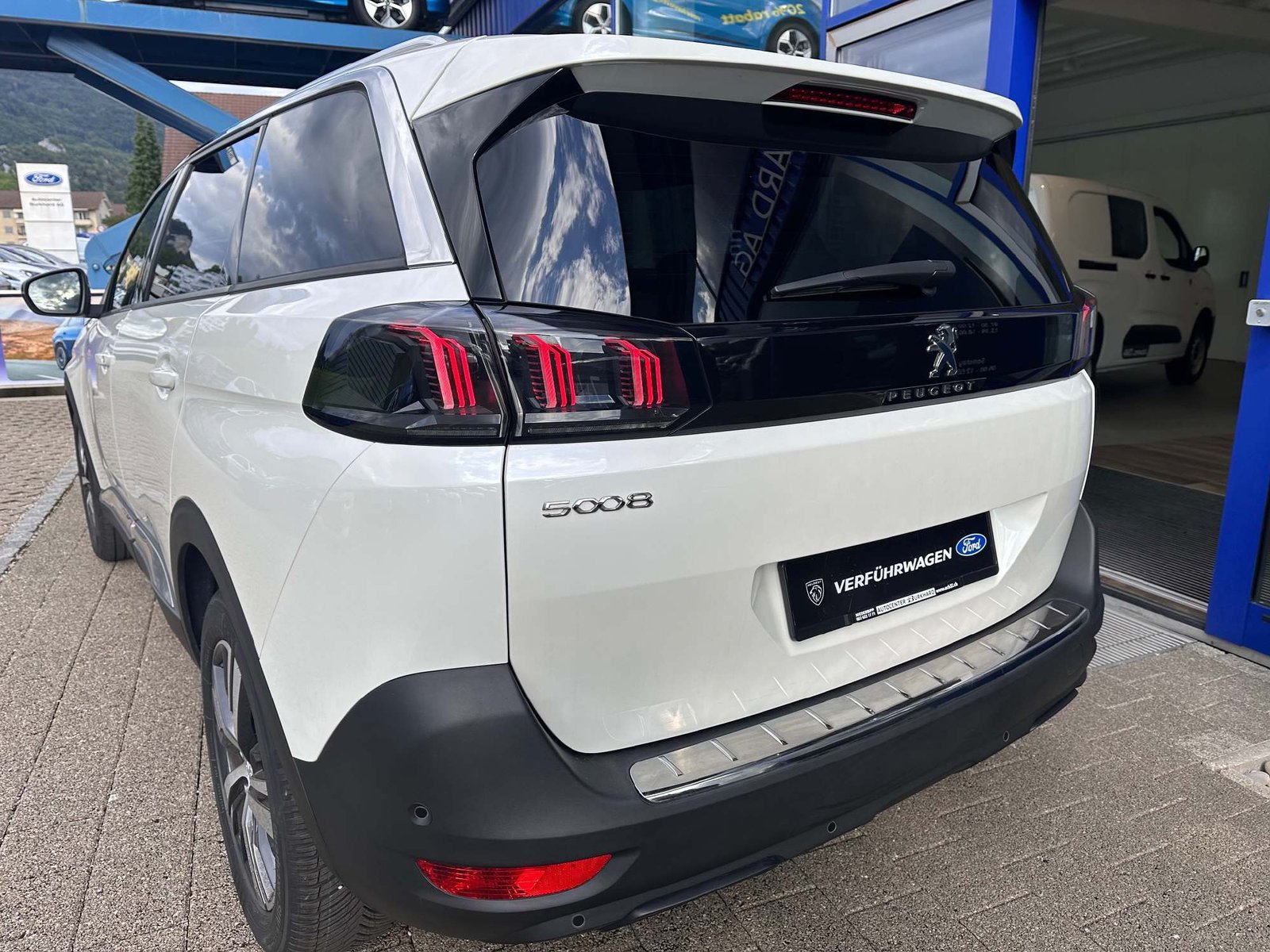 PEUGEOT 5008 1.2 PureTech 7-Plätzer *5 Jahre Werksgarantie* Allure , Petrol, Second hand / Used, Automatic - 4