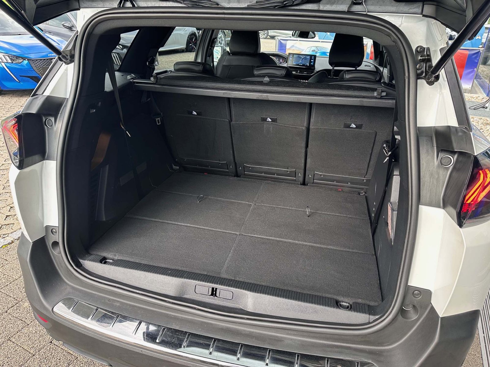 PEUGEOT 5008 1.2 PureTech 7-Plätzer *5 Jahre Werksgarantie* Allure , Petrol, Second hand / Used, Automatic - 5