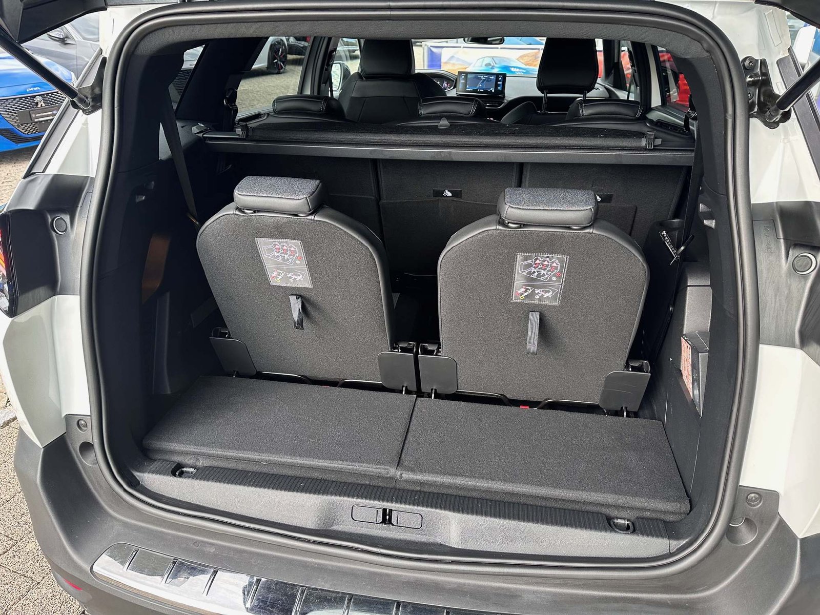 PEUGEOT 5008 1.2 PureTech 7-Plätzer *5 Jahre Werksgarantie* Allure , Petrol, Second hand / Used, Automatic - 6