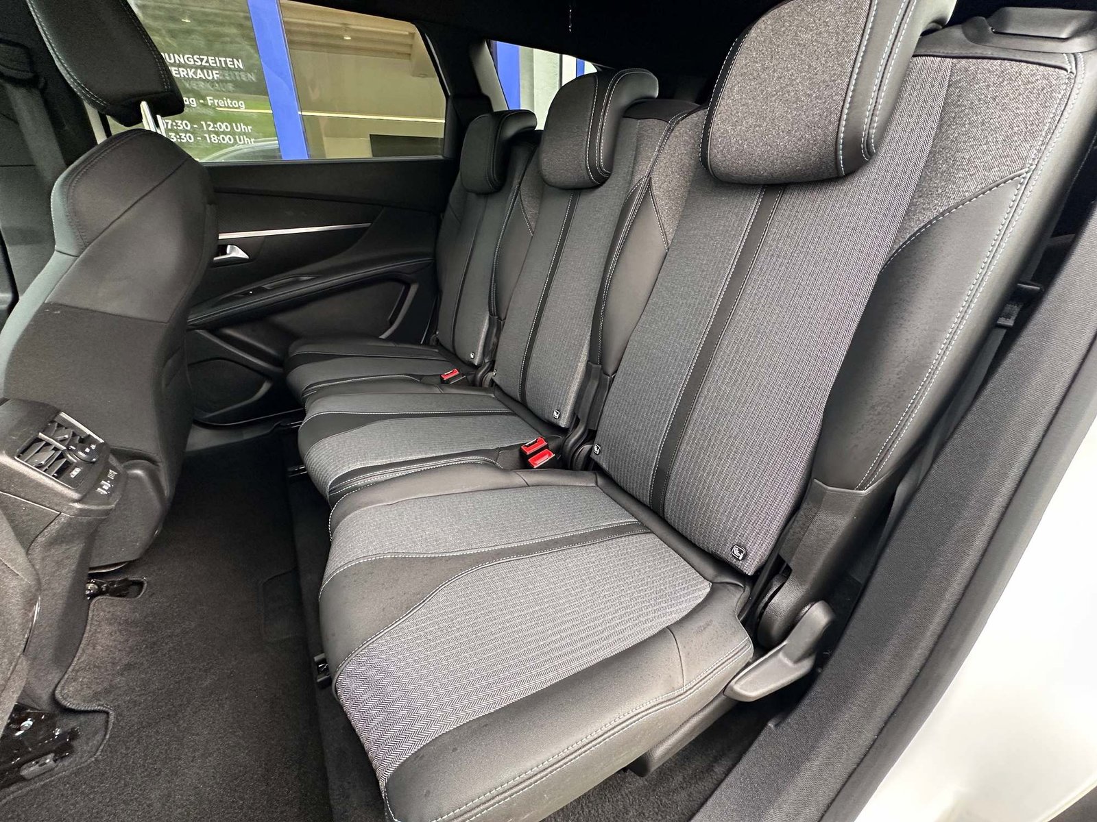 PEUGEOT 5008 1.2 PureTech 7-Plätzer *5 Jahre Werksgarantie* Allure , Petrol, Second hand / Used, Automatic - 7