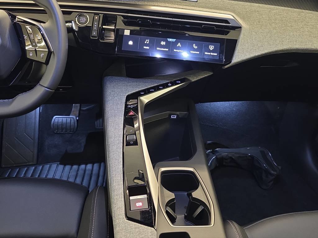 PEUGEOT 5008 195 Plug-in Hybrid e-DCS7 Allure, Mild-Hybrid Petrol/Electric, Ex-demonstrator, Automatic - 7