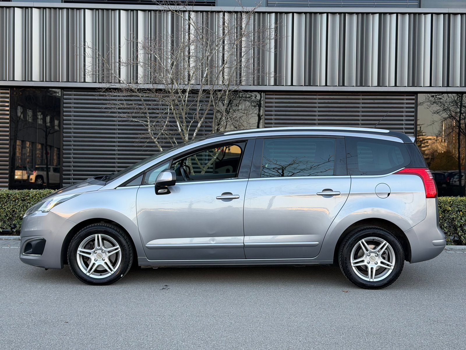 PEUGEOT 5008 1.6 16V T Allure Tiptronic, Benzin, Occasion / Gebraucht, Automatik - 3