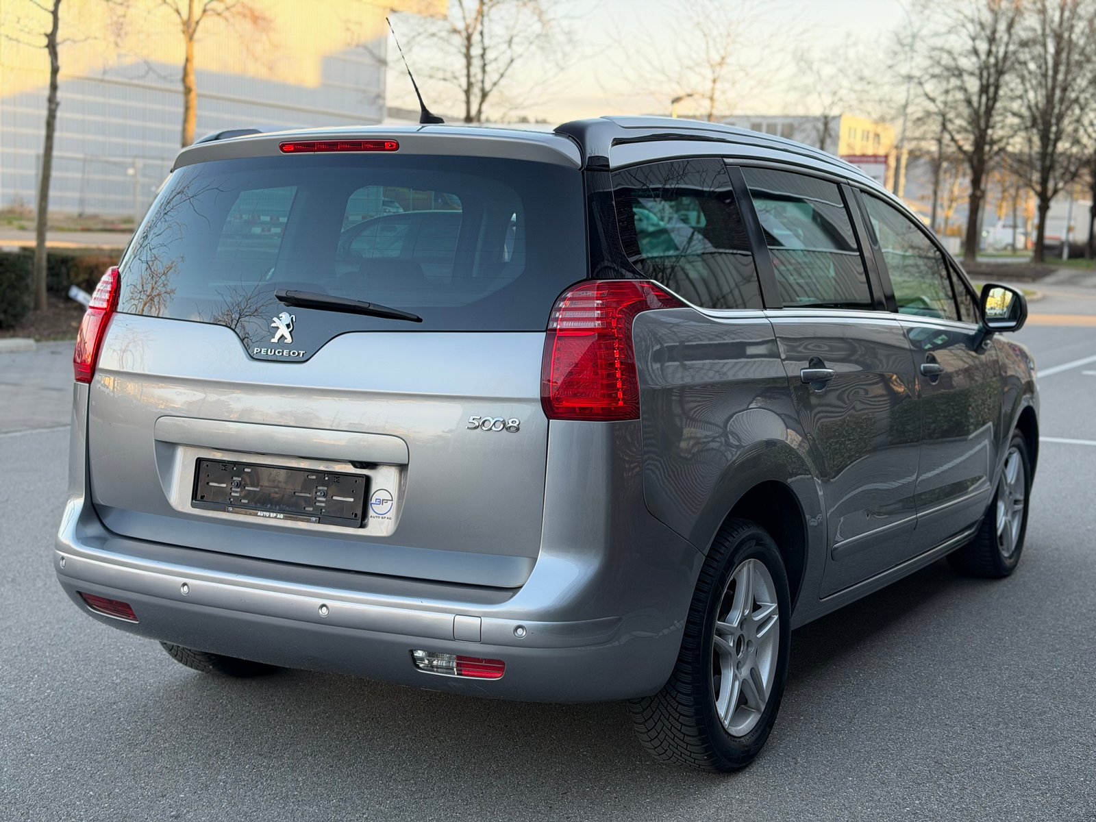 PEUGEOT 5008 1.6 16V T Allure Tiptronic, Benzin, Occasion / Gebraucht, Automatik - 6