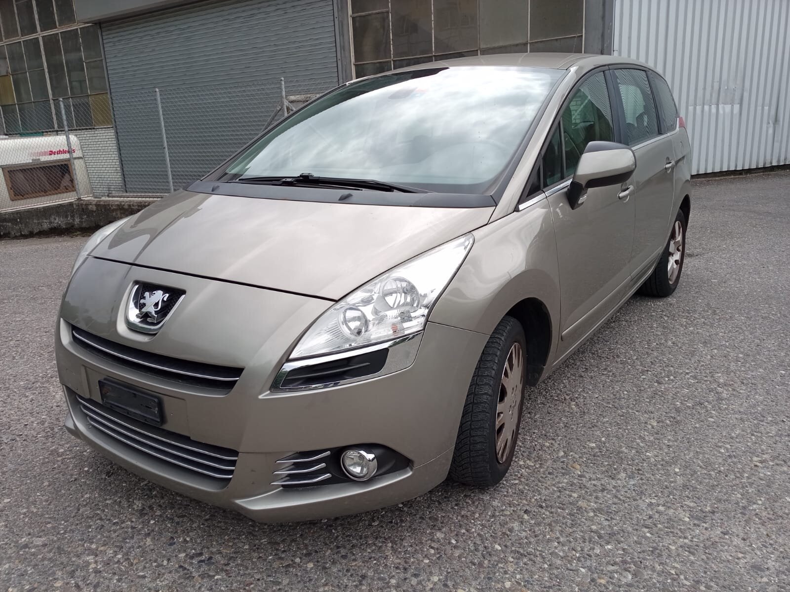PEUGEOT 5008 1.6 16V T Active, Petrol, Second hand / Used, Manual - 7