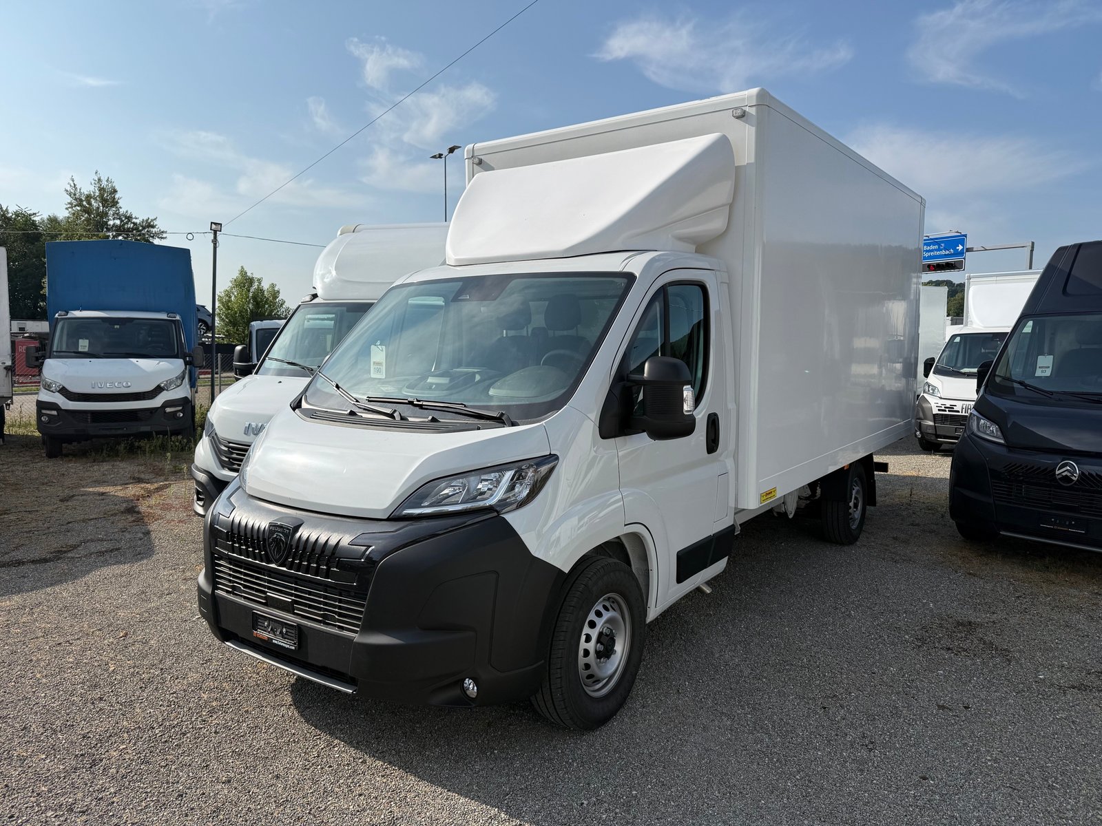 PEUGEOT Boxer 335 Heavy 2.2 BlueHID 140 Koffer mit Hebebühn