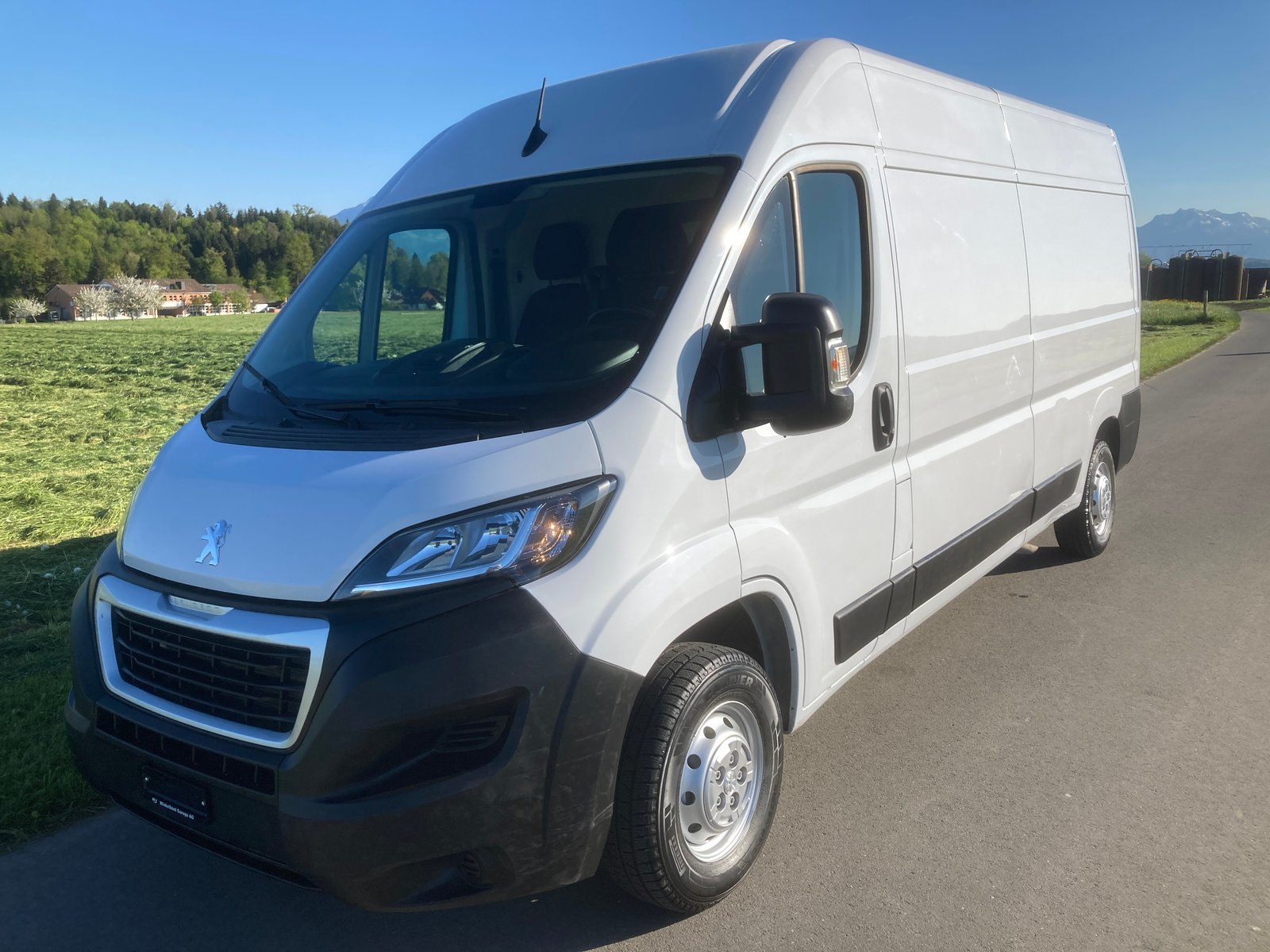 PEUGEOT Boxer 2.2 HDI 335 Premium L3H2 mit Anhängerkupplung