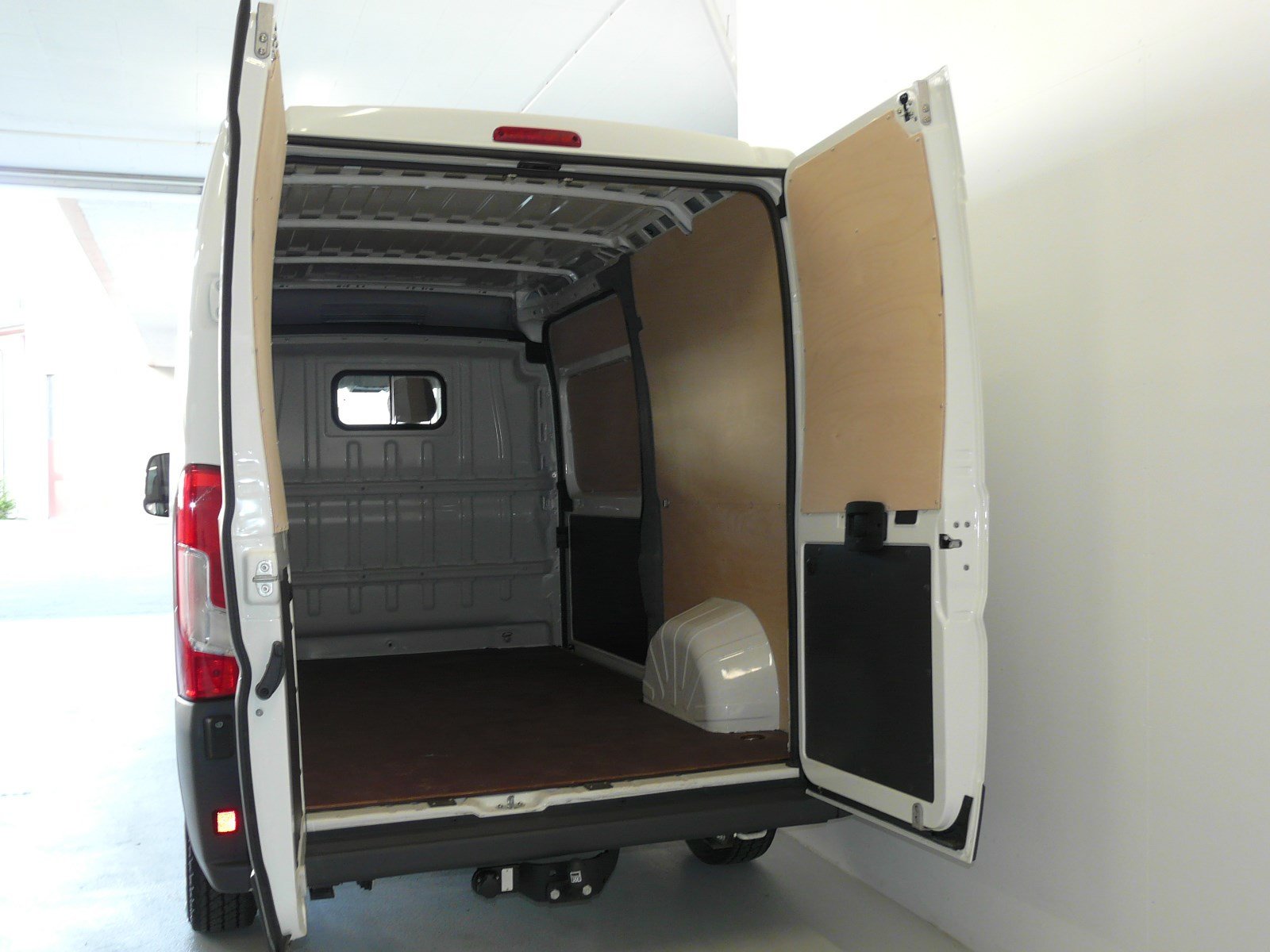 PEUGEOT Boxer 2.0 HDI 335 Allure L2H2, Diesel, Second hand / Used, Manual - 4