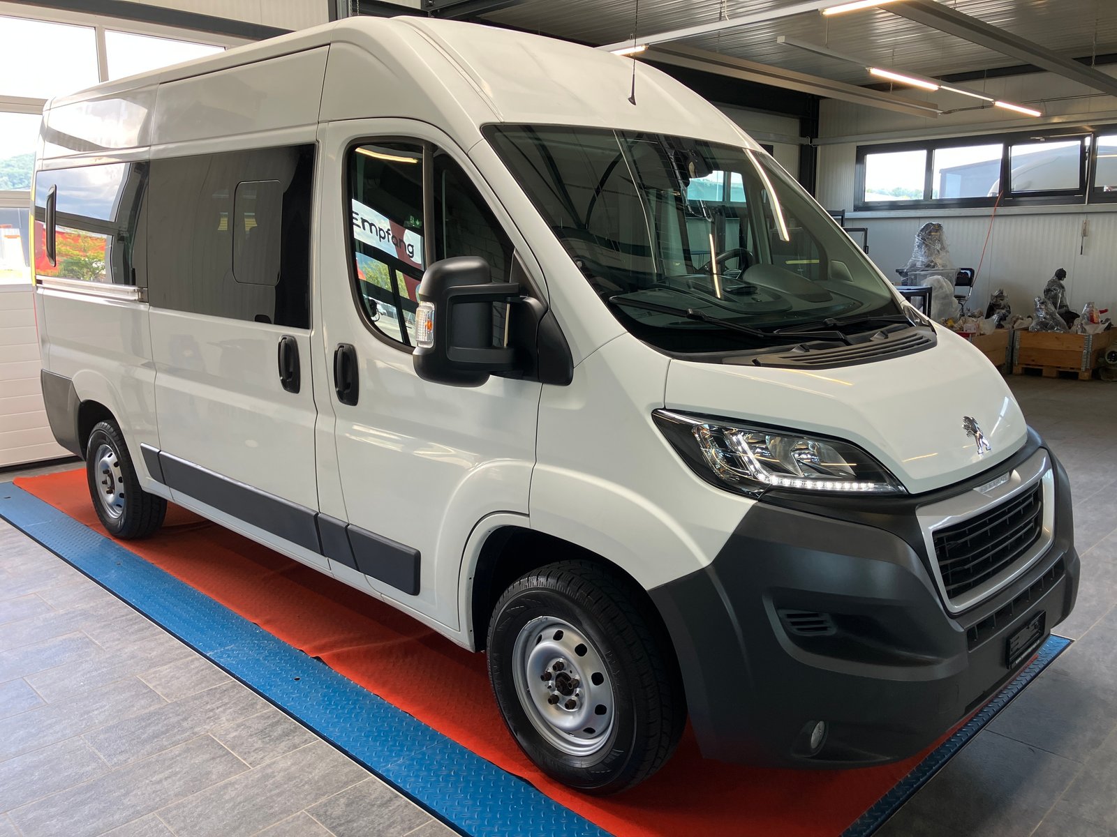 PEUGEOT Boxer 2.0 BlueHDI 333 Allure L2H2 9 Plätze